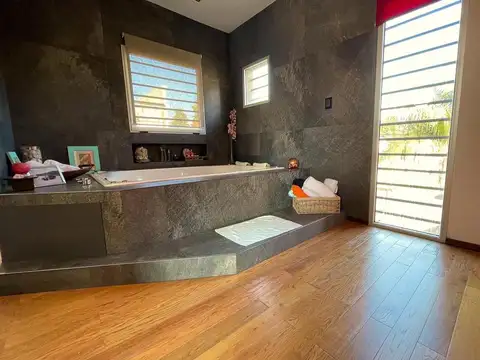 Venta de casa 3 ambientes. Parque Leloir.