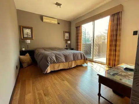 Casa en Venta con 4 cocheras