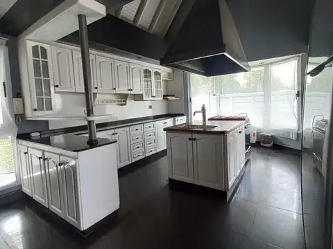 Casa en Venta con 3 cocheras