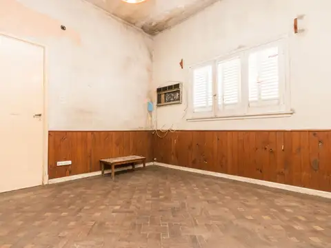 OPORTUNIDAD Casa en venta a reciclar, amplio lote