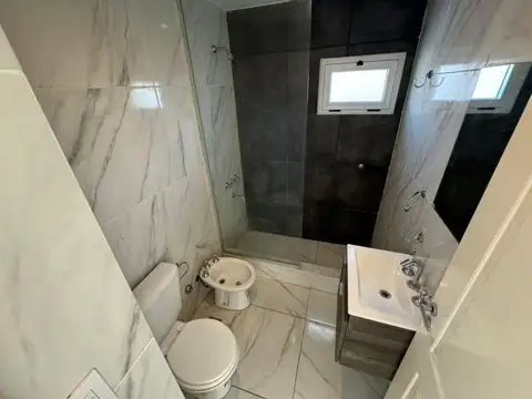 Venta, 2 ambientes frente, cochera, amplio,2 baños. SUM/GYM