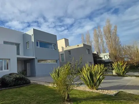 Casa 8 ambientes con 2 baños