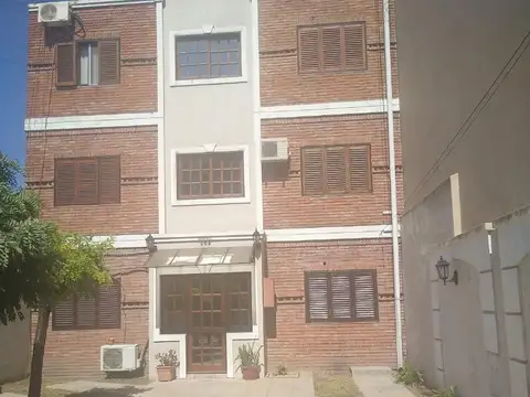 SEMIPISO DE 2 AMB AL FRENTE EN PLANTA BAJA CON COCHERA