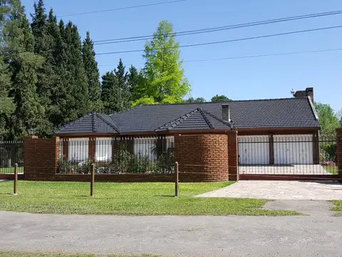 EZEIZA B*Vicente Melazzi EXCELENTE CASA LOTE PROPIO 40 X 70 3 AMB.2 BAÑOS GARAGE PISCINA + QUINCHO