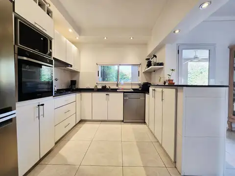 Casa en Venta con 3 cocheras