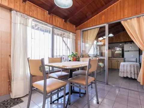 Casa 6 ambientes con 2 baños