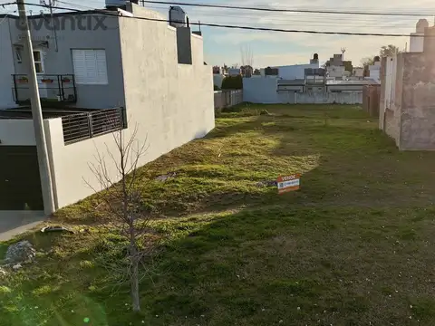 Lote de 300 m2 en barrio La Cañada