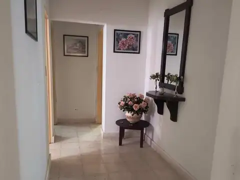 Casa 8 ambientes con 2 baños