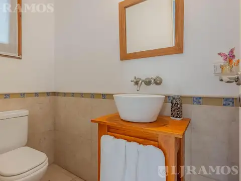 Casa en Alquiler con 4 cocheras