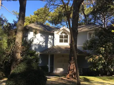 Hermosa casa en Carilo a 4 cuadras del mar y 4 del centro en lugar muy tranquilo.