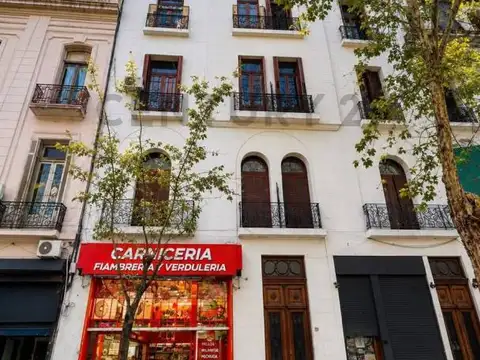 VENTA SEMIPISO ANTIGUO AL FRENTE – SUPER LUMINOSO, AMPLIO Y SILENCIOSO