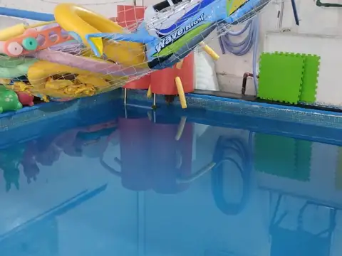 Excelente  local con pileta para niños