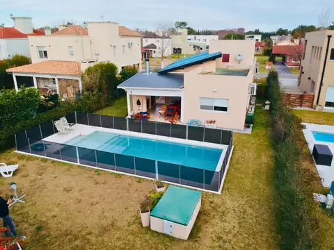 VENTA CASA 4 AMBIENTES EN BARRIO CERRADO