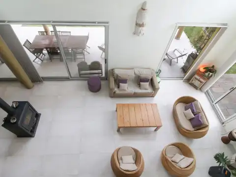 Casa 7 ambientes con 2 baños