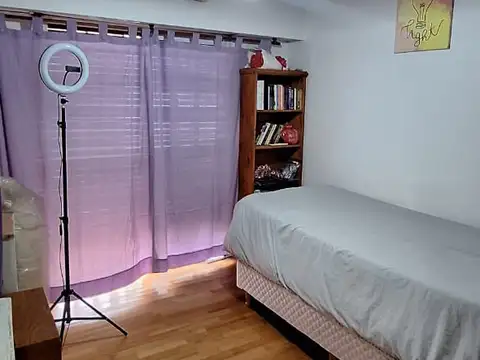 VILLA REAL. PASAJE ALICANTE al 1900 : excelente propiedad de 5 ambientes P.B: cochera