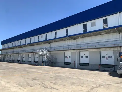 EXCELENTE NAVE AAA DE 7035 M2 CUBIERTOS