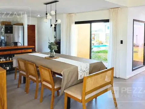 Casa 4 ambientes con 2 baños