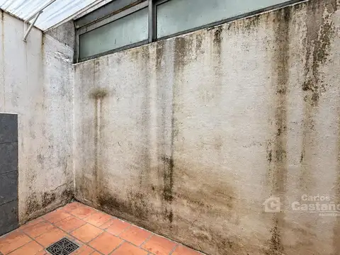 Depto / PH tipo casa en PB. 2 ambientes con entrada independiente y patio.