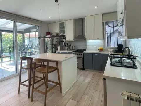 CASA 4 AMBIENTES EN VENTA EN MARTÍNEZ
