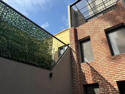 Casa de pasillo a estrenar a metros del rio y de Bv. Oroño