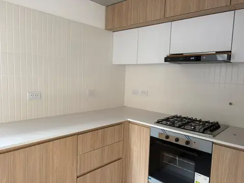Casa de pasillo a estrenar a metros del rio y de Bv. Oroño