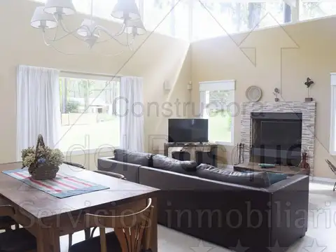 Casa 4 ambientes con 2 baños