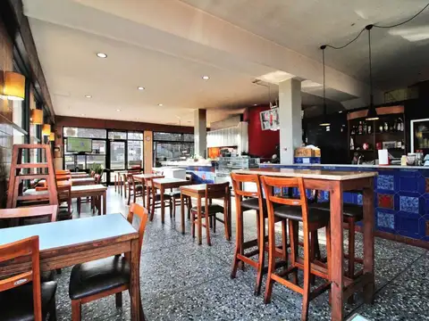 Casa en Alquiler con 2 cocheras