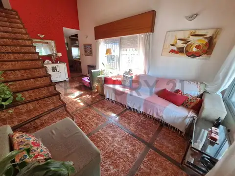 Casa en Alquiler con 4 cocheras