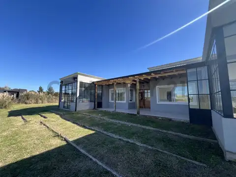 Casa 4 ambientes con 2 baños