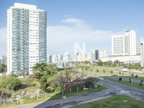 Departamento de 2 dormitorios en venta en torre moderna a metros de Playa Mansa.