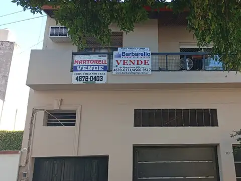 Tipo casa en dúplex con balcón, patio y quincho