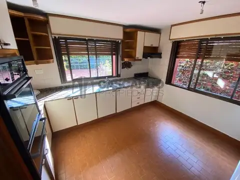 Casa de 4 ambientes, patio, galería con parrilla y terraza. Excelente ubicación.