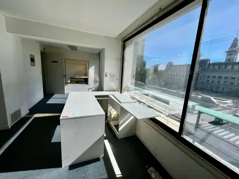 Oficina con dos cocheras en venta en Puerto Madero