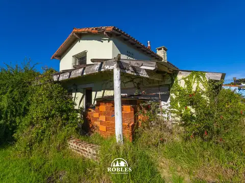 Casa a reciclar en excelente lote a metros del mar