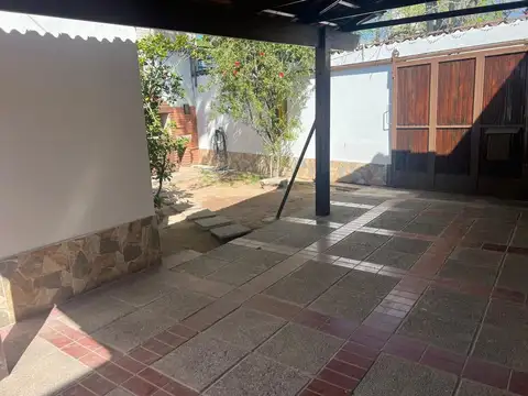 CASA EN VENTA CIUDAD 3 DORMITORIOS PATIO COCHERA