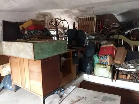 Propiedad con dos departamentos y casa en Venta en Laferrere