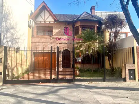 EXCELENTE CASA 5 AMBIENTES , COCHERA , AMPLIO FONDO CON PARRILLA