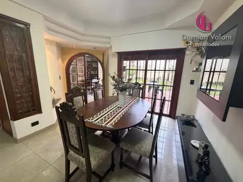 EXCELENTE CASA 5 AMBIENTES , COCHERA , AMPLIO FONDO CON PARRILLA
