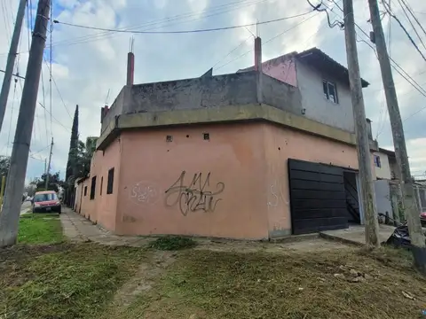 Casa en venta de 4 amb + depto de 2 amb - Moreno