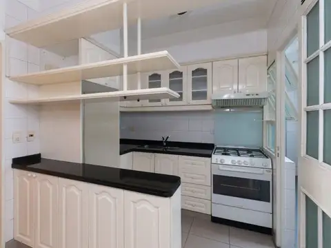 VENTA de semipiso de cat. 2 amb. c/ dep y cochera