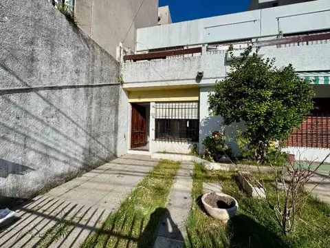 Departamento tipo casa en venta en Castelar Sur