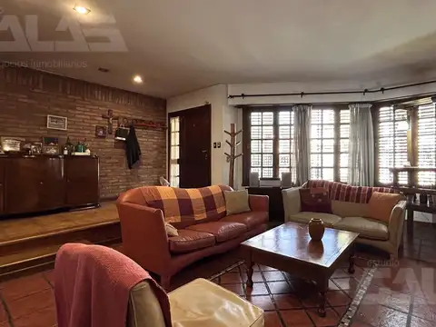 Casa 5 ambientes con 2 baños