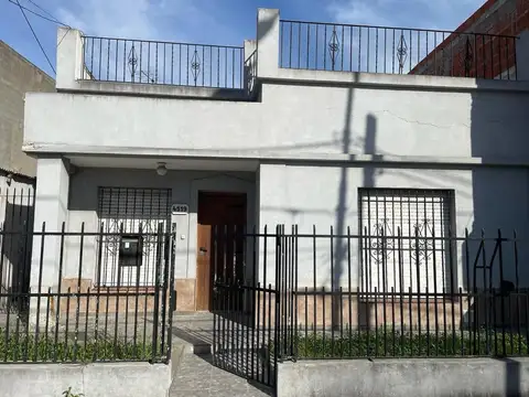 Casa en Venta sobre Avenida en Berazategui