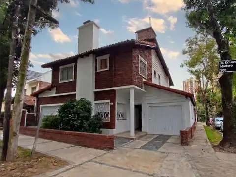 Casa en alquiler - Vicente López - 3 dormitorios - 2 baños - jardin