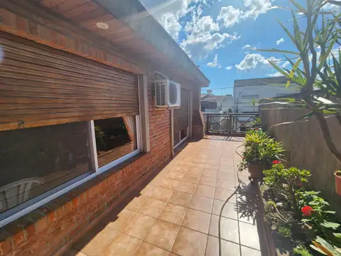 Casa en lote propio con local en PB en venta en Martinez