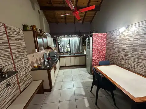 Casa 5 ambientes con 2 baños