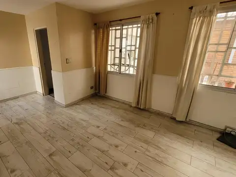 Casa 3 ambientes con cochera apta crédito Venta - Morón