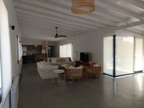 Casa con pileta en el bosque de Dunamar
