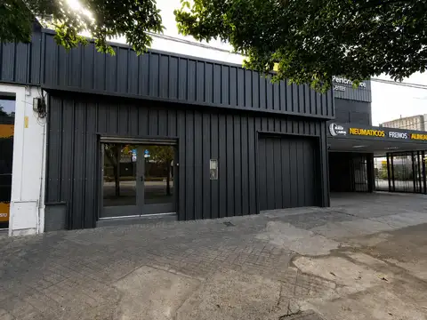Importante local al frente sobre Pellegrini