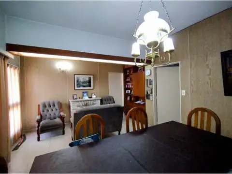 Casa 7 ambientes con 2 baños